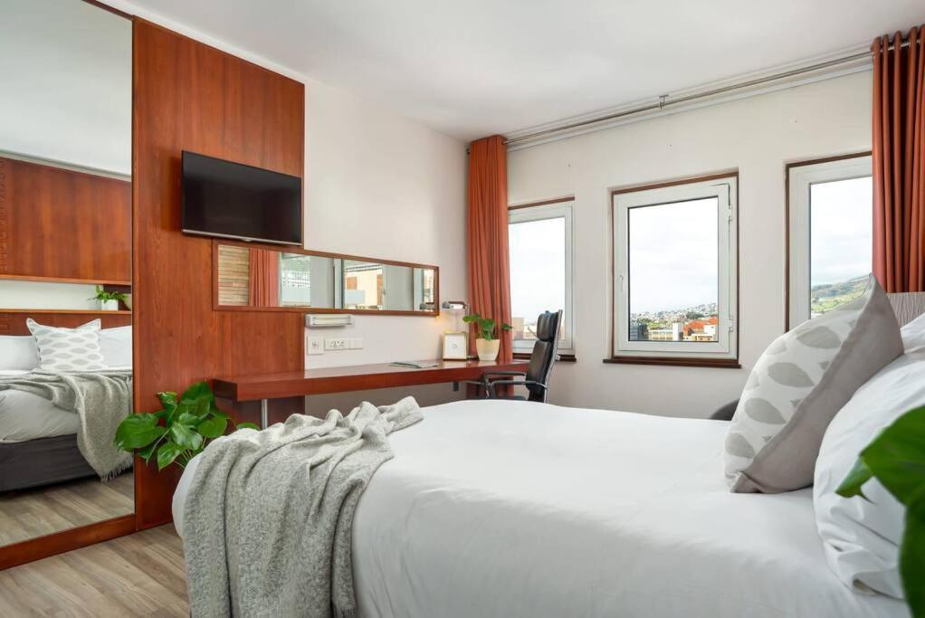 Central Modern City Escape Apartment! Kaapstad Buitenkant foto